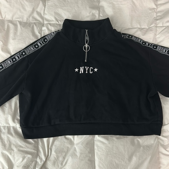 Zippered Sweatshirt with NYC Logo, fits Extra Large. - Picture 3 of 5
